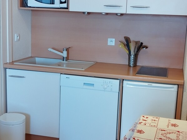 Réfrigérateur, micro-ondes, plaque de cuisson, lave-vaisselle