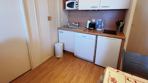 A compact kitchen with a microwave, toaster, coffee maker, and dishwasher. - 2-Room Apt at the Foot of the Slopes, Sleeps 5 (Les Adrets-Prapoutel)