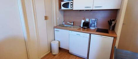 Refrigerador, microondas, placa de cocina, lavavajillas