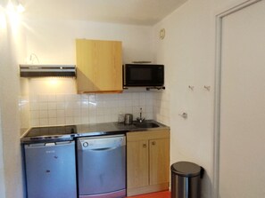 Køleskab, mikrobølgeovn, kogeplade, opvaskemaskine