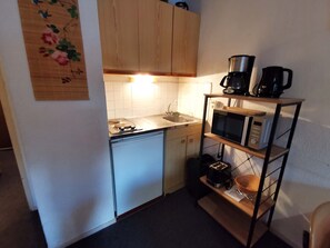 Kühlschrank, Mikrowelle, Herdplatte, Wasserkocher mit Kaffee-/Teezubehör