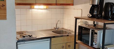 Refrigerador, microondas, placa de cocina, cafetera/tetera