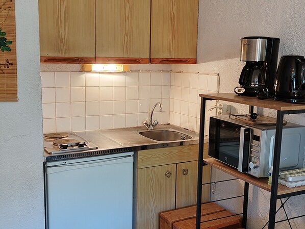 Réfrigérateur, micro-ondes, plaque de cuisson, cafetière/bouilloire