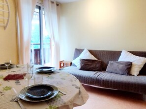TV - 2 Rooms, ski-in/ski-out, near shops with balcony. Sleeps 6, no pets allowed (Les Adrets-Prapoutel)