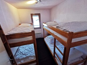 1 bedroom - 2 Rooms, ski-in/ski-out, near shops with balcony. Sleeps 6, no pets allowed (Les Adrets-Prapoutel)