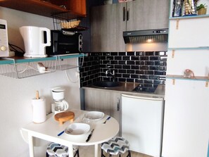 Réfrigérateur, micro-ondes, four, plaque de cuisson