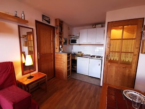 Microwave, stovetop, dishwasher, coffee/tea maker