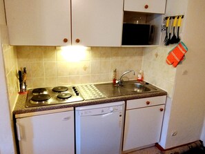 Køleskab, mikrobølgeovn, kogeplade, opvaskemaskine