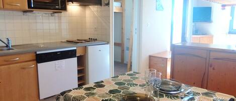 Kühlschrank, Mikrowelle, Ofen, Herdplatte