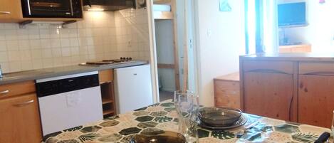 Jääkaappi, mikroaaltouuni, uuni, liesi