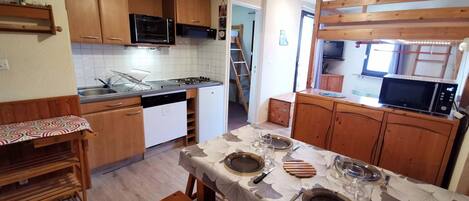 Køleskab, mikrobølgeovn, ovn, kogeplade