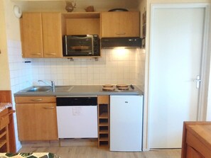 Køleskab, mikrobølgeovn, ovn, kogeplade