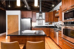 冷蔵庫、電子レンジ、オーブン、コンロ