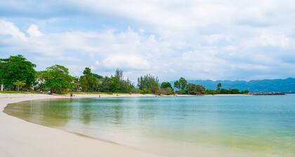Hip Strip Beach Apartment walkable to clubs, beaches and restaurants