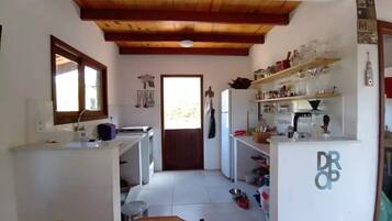 Fridge, oven, stovetop, coffee/tea maker