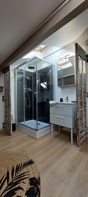 Shower, hair dryer, towels - Appartement Cosy Face à la Garrigue Dans un Village Gardois (Cabrières)