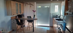 Kylskåp, mikrovågsugn, spishäll och diskmaskin