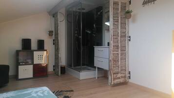 1 slaapkamer, een strijkplank/strijkijzer, gratis wifi, beddengoed