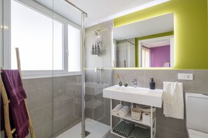 Deluxe Apartment | Bathroom | Shower, free toiletries, hair dryer, towels - Gran Canet 2BR - Sea Views, Pools & Gym (Canet de Berenguer)