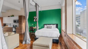 3 habitaciones, escritorio y tabla de planchar con plancha 