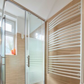 Douche, sèche-cheveux, serviettes fournies