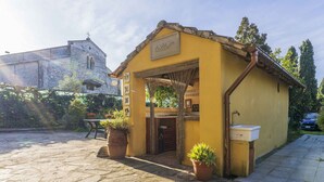 A small yellow building with a sign that reads "coca". - Vacation Home in Camaiore with 4 bedrooms sleeps 8 (Camaiore)