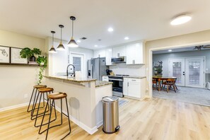Réfrigérateur, micro-ondes, plaque de cuisson, lave-vaisselle
