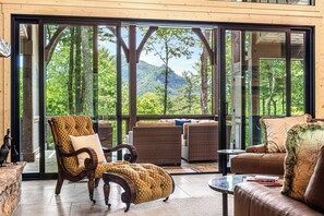 Una Smart TV, una chimenea, videojuegos, una mesa de tenis de mesa