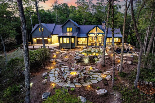 Private Falls-Hiking-View-King beds-Sauna-Pub-Chefs Kitchen-In Town & Private!