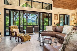 Smart TV, fireplace, video games, ping pong - Private Falls-Hiking-View-King beds-Sauna-Pub-Chefs Kitchen-In Town & Private! (Cashiers)