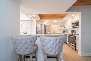 Kylskåp, mikrovågsugn, ugn och spishäll