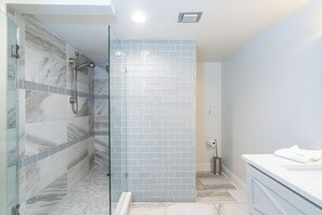 Douche, serviettes fournies