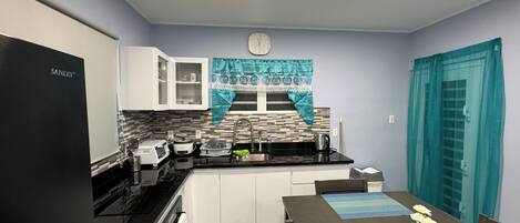 Refrigerador, microondas, horno y parrilla de estufa