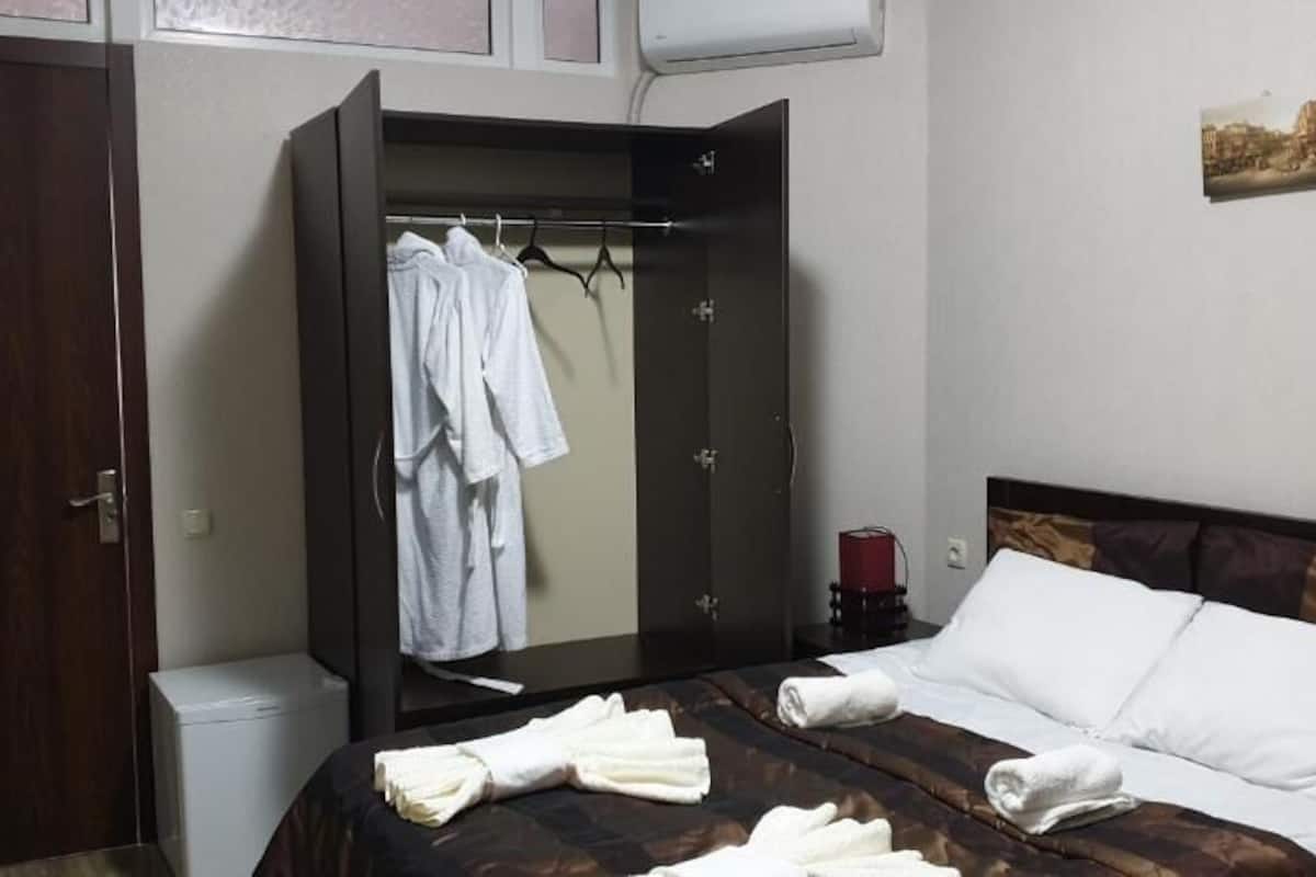 Luxe beddengoed, bedden met traagschuimmatras, een bureau