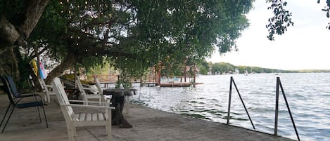 Di pantai, pasir putih
