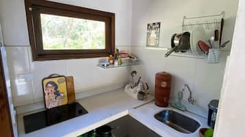 Fridge, oven, stovetop, coffee/tea maker