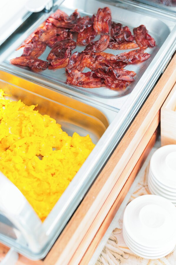 A buffet with trays of bacon and mashed potatoes. - Hotel Centrale Miramare (Rimini)
