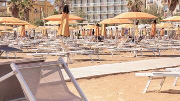 在海滩、白沙、间海滩酒吧