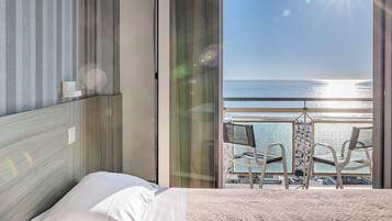 Caja de seguridad en la habitación y escritorio