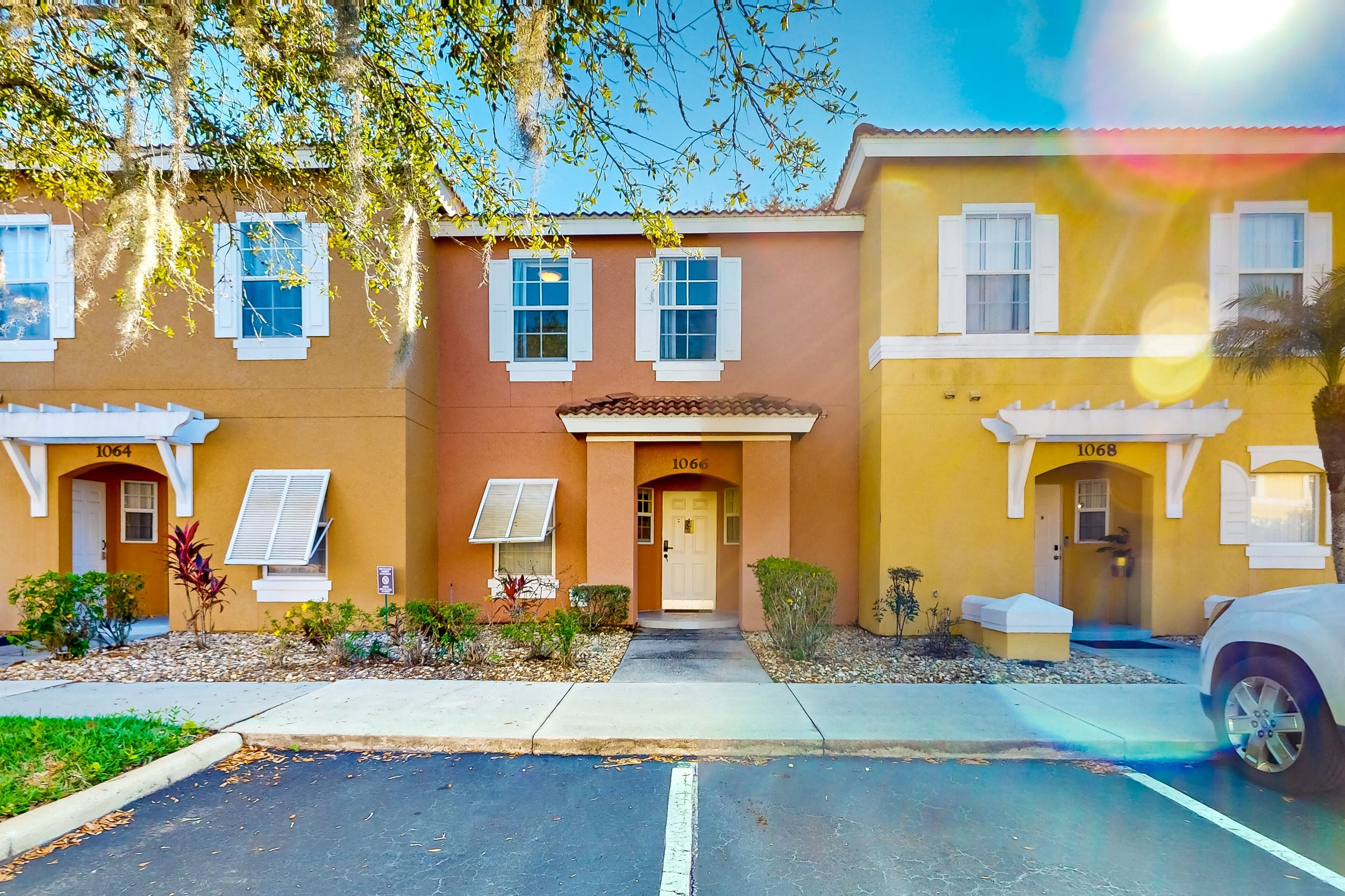2-story townhouse near Disney with pools, tennis, basketball, playground, gym