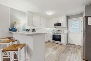 Geladeira, micro-ondas, fogão, cooktop