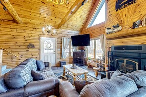 TV, DVD player - Charming & peaceful cabin with fire pit, deck, & great nature views - near golf (Friendship)