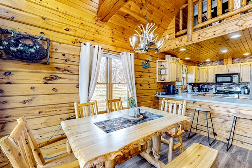 Charming & peaceful cabin with fire pit, deck, & great nature views - near golf