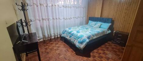 3 dormitoris, escriptori, planxa i posts de planxar i wifi gratuïta