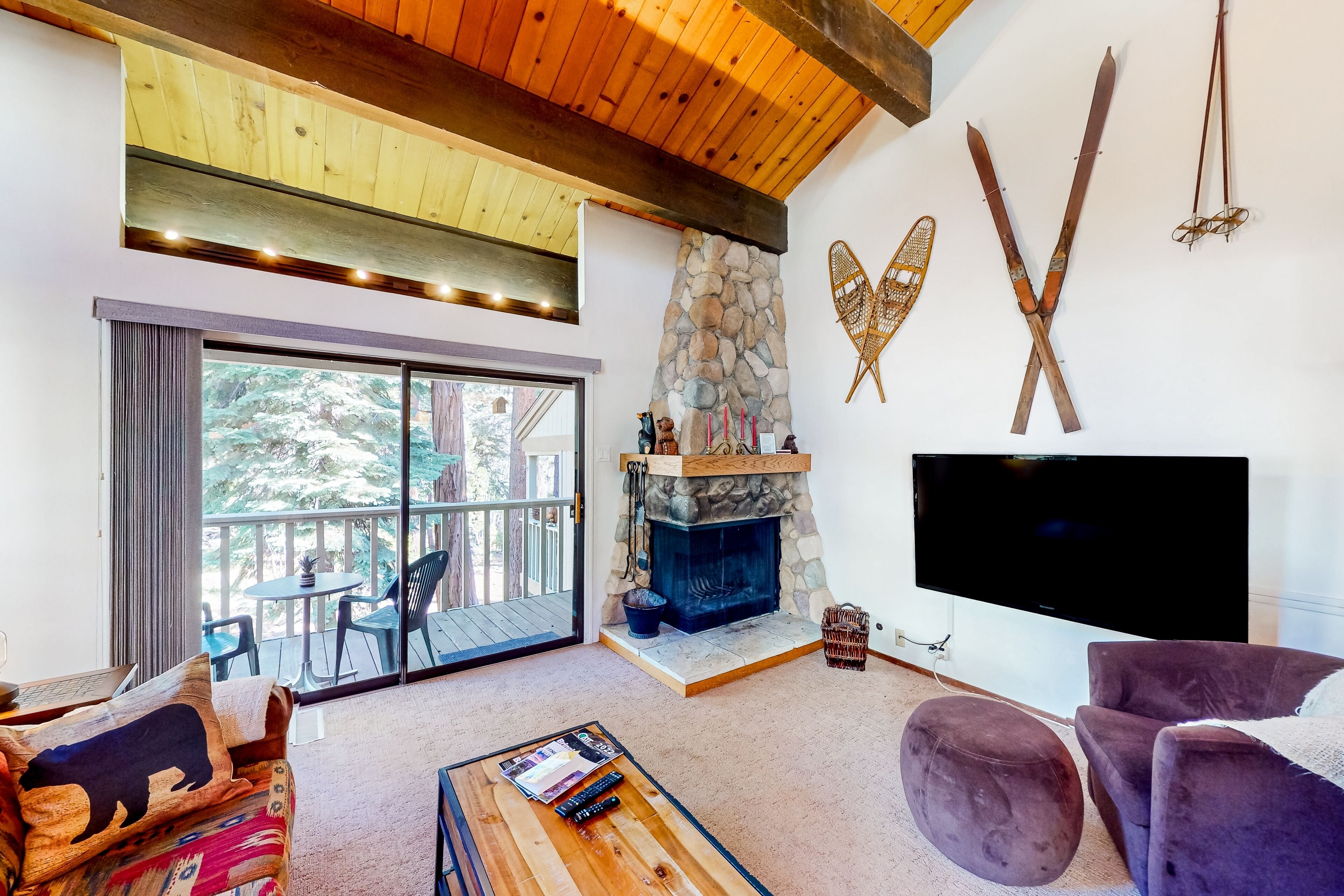 Peaceful Tahoe retreat with fireplace & washer/dryer plus pool, tennis, & gym