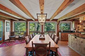 Dining - Luxury 4BR 3-Floor Sundance Home. Views. Hot Tub. pets Jeep Gladiator at airport (Sundance,)
