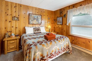 2 bedrooms, desk, iron/ironing board, internet - Dog-friendly mountain-view home with fireplace - near state park, tramway & lake (Joseph)