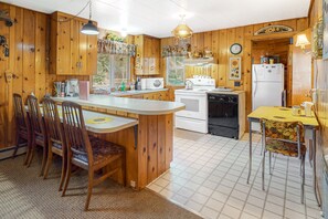 Fridge, microwave, oven, stovetop - Dog-friendly mountain-view home with fireplace - near state park, tramway & lake (Joseph)