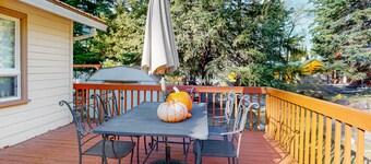 Dog-friendly mountain-view home with fireplace - near state park, tramway & lake