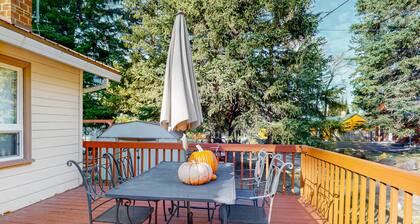 Dog-friendly mountain-view home with fireplace - near state park, tramway & lake